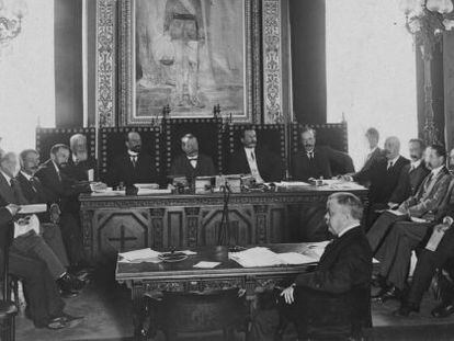 Acte d&rsquo;aprovaci&oacute; de les bases de la Mancomunitat el 17 d&rsquo;octubre de 1911. La constituci&oacute; de l&rsquo;instituci&oacute; hauria d&rsquo;esperar el vistiplau del Govern espanyol.