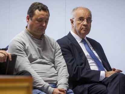 El exconsejero valenciano Rafael Blasco, a la derecha, este lunes en el banquillo de los acusados por malversar presuntamente fondos de la cooperación.
