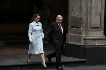 El presidente López Obrador y su esposa, Beatriz Gutiérrez Müller, en el palacio Nacional en octubre de 2019.
