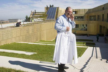 El cocinero Pedro Subijana, en las instalaciones del Basque Culinary Center, con los obreros ultimando detalles.