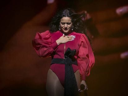 Rosalía, emocionada en el seu concert a Barcelona, dissabte.