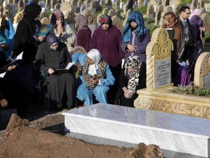 Un grupo de mujeres reza junto a la tumba de Yassin, en Rabat.