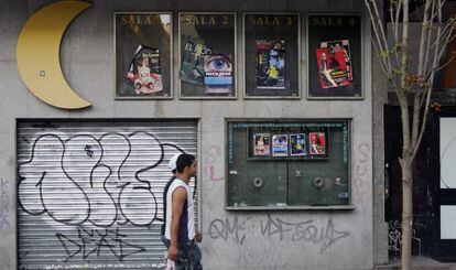Entrada de los cine ya cerrados en la plaza de la Luna.