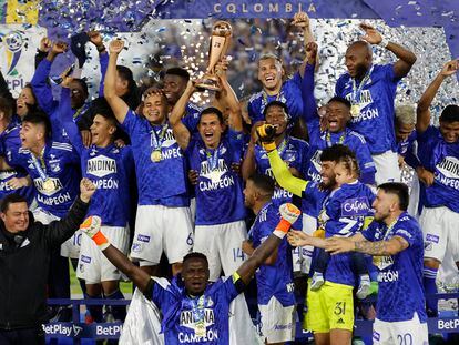 Jugadores de Millonarios celebran al ganar la final de la Copa Colombia en el estadio El Campín, en Bogotá (Colombia).