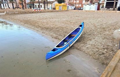 Boat in which the three young people, one of whom is still missing, were shipwrecked in the Mar Menor.