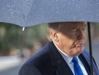 El presidente de los Estados Unidos de América, Donald Trump, saliendo de la Casa Blanca para sumarse a una reunión de la OTAN en Londres este martes.