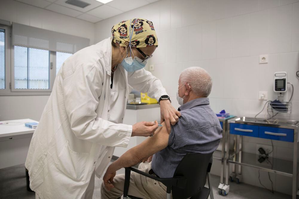 Una enfermera vacuna a un paciente contra la covid-19 en el centro de atención primaria Cap Roger del distrito de Sants-Les Corts, en Barcelona. 