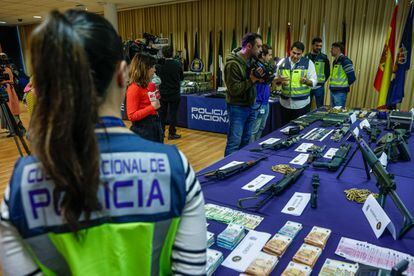 La Policía Nacional muestra parte del arsenal intervenido en 2022 en Siero (Asturias), en una operación que acabó con el arresto de Carlos García Morales, alias 'El Matador', un conocido narco ourensano. Entre otras armas, los agentes encontraron siete fusiles de asalto, una granada de mano, explosivos, un lanzacohetes y tres armas cortas.