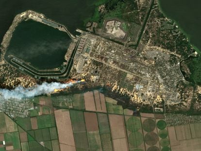 Columnas de humo e incendios en los alrededores de la planta nuclear ucrania de Zaporiyia, en una imagen aérea tomada el pasado miércoles.