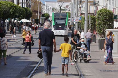 El tranvía en pruebas pasa por la calle Real de San Fernando compartiendo la avenida con el tránsito de peatones y coches autorizados. Además, pasa por vías céntricas de Chiclana y por el recorrido de paradas de Cercanías en Cádiz capital. En total, tiene más de 20 puntos en los que se detendrá.