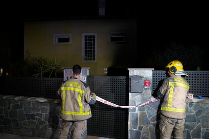 Los bomberos acordonan la vivienda de Lliçà d'Amunt tras la explosión de una caldera en el interior de la vivienda.