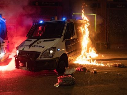 Incendian un furgón de la Guardia Urbana durante la manifestación en defensa de la libertad de Pablo Hasél.
