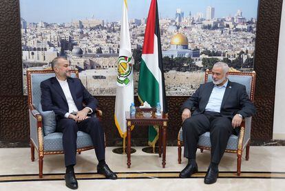 El ministro de Asuntos Exteriores iraní, Hossein Amirabdollahian, y el líder del grupo islamista palestino Hamás, Ismail Haniya, durante una reunión en Doha, Qatar, este sábado.