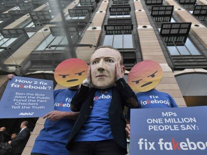 Una persona protesta frente a Portcullis House en Westminster, Londres, como protesta por la comparecencia de Mike Schroepfer, CTO Facebook, ante el Parlamento.