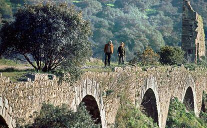 Resto del puente de Ajuda, de 390 metros y construido en el siglo XVI sobre el río Guadiana, en las cercanías de Olivenza (Badajoz).
