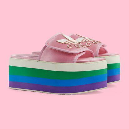 La colaboración entre Gucci y Adidas promete convertirse en el objeto de culto de la temporada. Puedes encargar ya tus sandalias con plataforma multicolor y logo de ambas marcas en su web.

980€