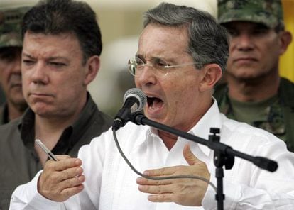 Uribe (a la derecha) como presidente y Santos como ministro de Defensa, durante un acto con las tropas en 2008.