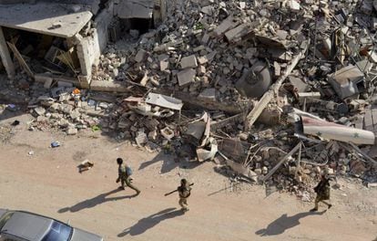 Soldados sirios entre los escombros en el oeste de Alepo.