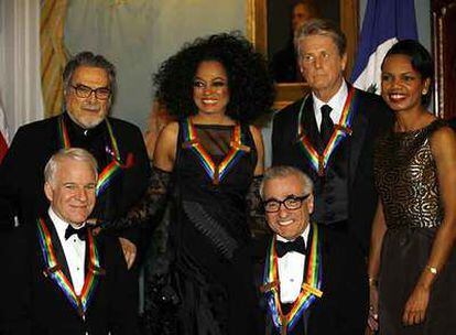 Abajo, Steve Martin y Martin Scorsese; de pie, Leon Fleisher, Diana Ross, Brian Wilson y Condoleezza Rice.