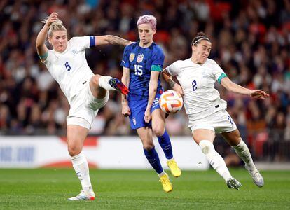 Soccer Football - International Women's Friendly - England v United States - Wembley Stadium, London, Britain - October 7, 2022 Megan Rapinoe of the U.S. in action with England's Millie Bright and Lucy Bronze Action Images via Reuters/Peter Cziborra     TPX IMAGES OF THE DAY