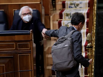 El ministro de Universidades, Manuel Castells (izquierda) saluda al ministro de Ciencia, Pedro Duque en el Congreso el pasado día 12, durante la segunda jornada de debate a la totalidad de los Presupuestos de 2021.