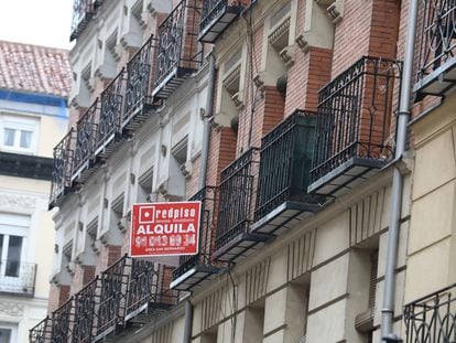 Una inmobiliaria anuncia un piso en alquiler en Madrid.