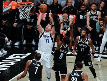 Doncic lanza a canasta ante el jugador de los Brooklyn Nets David Duke Jr., este jueves en el Barclays Center, en Nueva York.