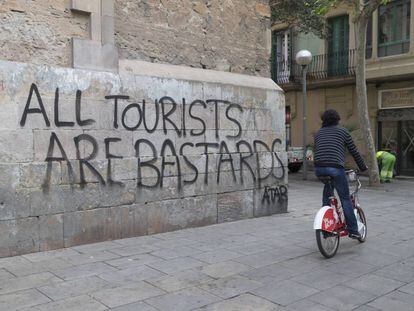 Una pintada contra el turismo en el barrio de Gr&agrave;cia de Barcelona. 
