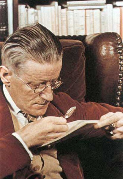 James Joyce con una lupa. París, 1939.