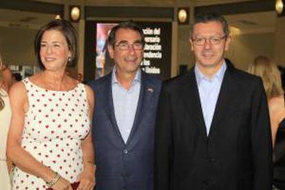 Foto de archivo de 2011 en la que aparece el embajador de Estados Unidos en España, Alan D Solomont (c), acompañado por su esposa Susan y por el entonces alcalde de Madrid, Alberto Ruiz Gallardón.