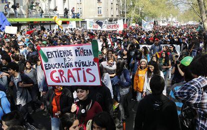 Miles de manifestantes participan en una marcha hoy por las calles de la capital chilena