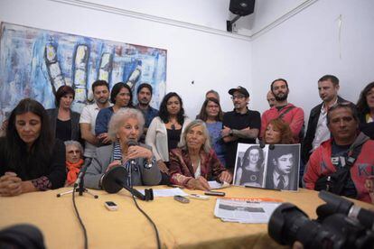 Estela de Carlotto y los tíos del nieto recuperado durante la rueda de prensa.