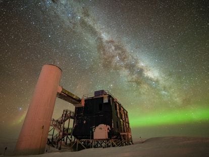 El telescopio 'IceCube', en el Polo Sur, durante una aurora austral.