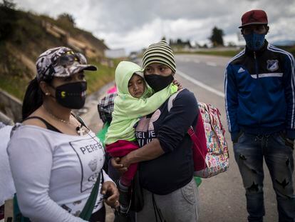 Migrantes venezolanos pasan por la ciudad de Tunja, en su camino a Bogotá.
