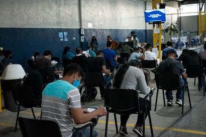 Exiliados nicaragüenses rellenan sus solicitudes de refugio en San José, Costa Rica, este febrero. 