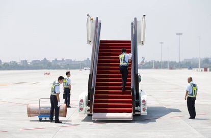 Personal de seguridad se prepara para la llegada de los líderes mundiales que acudirán al G20, en el aeropuerto internacional de Hangzhou Xiaoshan en China.
