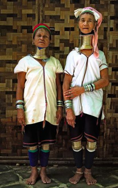 Dos mujeres padaung en Bagan, etnia conocida como las mujeres jirafas.
