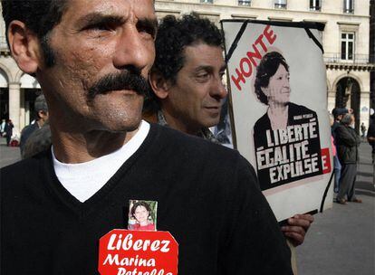 Ahmed Merakchi, compañero de Marina Petrella, protesta contra el encarcelamiento de la exbrigadista, en una imagen de archivo. Petrella fue puesta en libertad bajo control judicial en agosto de 2008.