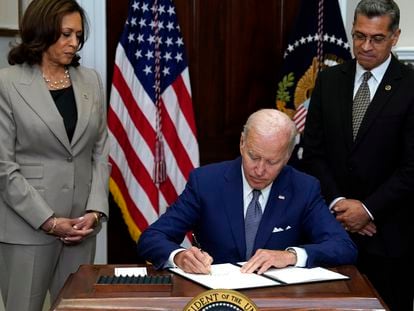 El presidente de EE UU, Joe Biden, firma una orden ejecutiva para tratar de garantizar el acceso al aborto.