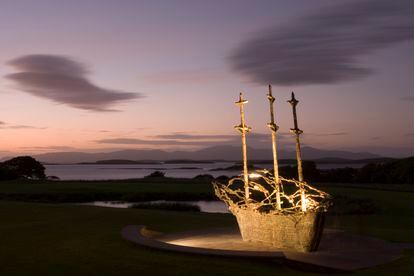 Monumento nacional en memoria de la hambruna de la patata en la bahía de Clew (Murrisk, condado de Mayo, Irlanda).