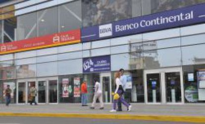 Oficinas de Caja Trujillo y BBVA Continental en Trujillo, Perú.