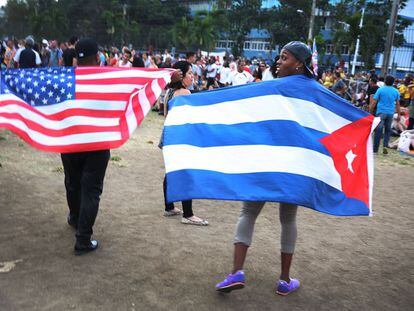 Banderas de EE UU y Cuba en el concierto de los Rolling Stones en La Habana