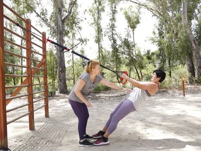 Marga Orozco y Raquel Muñoz, de 50 y 53 años, hacen ejercicio en el Parque de la Quinta de los Molinos de Madrid el 21 de junio.