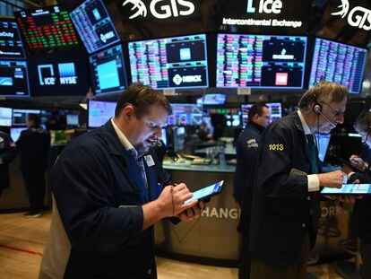 Inversores en la Bolsa de Wall Street en Nueva York.