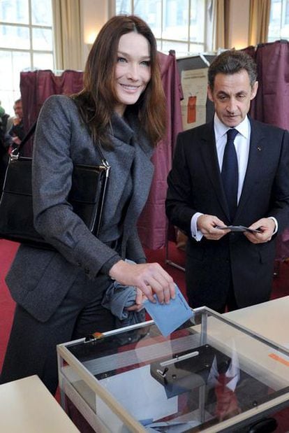 Nicolas Sarkozy y su esposa, Carla Bruni, votan en un colegio electoral en París.