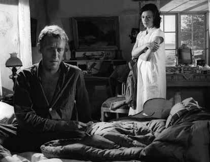 Los actores suecos Max von Sydow y Harriet Andersson en el set de Sasom i en Spegel (Through a Glass Darkly), escrita y dirigida por Ingmar Bergman. 