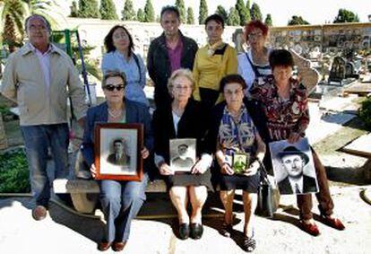 Familiares de víctimas de la Guerra Civil que buscan sus restos en Paterna.