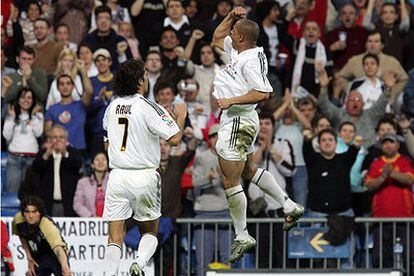 Raúl corre a felicitar a Roberto Carlos, que salta, alborozado, tras su gol.