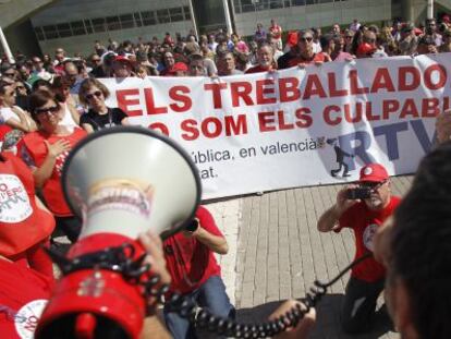 Trabajadores de RTVV celebraron ayer por la mañana una asamblea ante las instalaciones de Burjassot.
