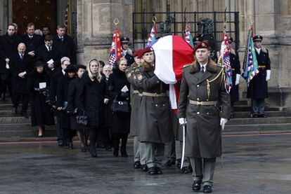 El cortejo fúnebre sale de la catedral de San Vito tras el funeral de Estado.
